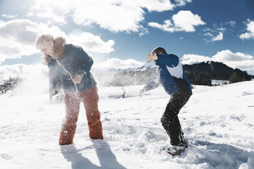 Deutschland, Bayern, Winklmoosalm, Älteres Paar bei einer Schneeballschlacht - MF000938