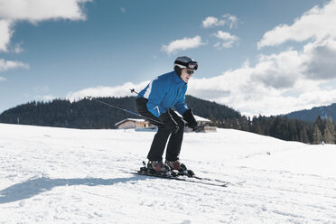 Deutschland, Bayern, Winklmoosalm, Älterer Mann beim Skifahren bergab - MF000953