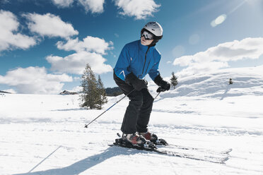 Germany, Bavaria, Winklmoosalm, Mature man skiing downhill - MF000942