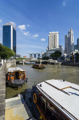 Singapur, Clark Quay und Marina Bay Hotel im Hintergrund - THAF000183