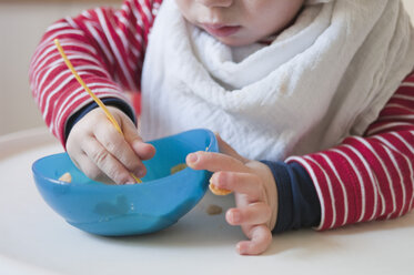 Deutschland, Babyjunge isst aus Plastikschüssel - MUF001467