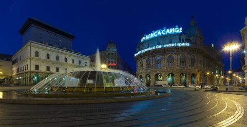 Italien, Genua, Piazza de Ferrari, Palazzo della Regione Liguria bei Nacht - AMF002035