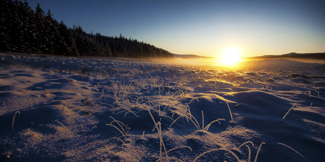 Vereinigtes Königreich, Schottland, Isle of Skye, Landschaft im Winter, Sonnenuntergang - SMAF000203