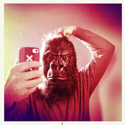 Gorilla-Selfie, der sich am Kopf kratzt - ZMF000268