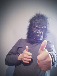 Gorilla mit Daumen hoch - ZMF000266