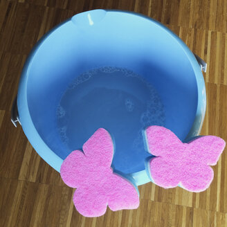 Frühjahrsputz, Mop-Eimer mit Schmetterlingsschwämmen, Reinigungswasser - GWF002658