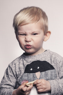 Porträt eines kleinen Jungen, der einen Schmollmund zieht - MFF000921