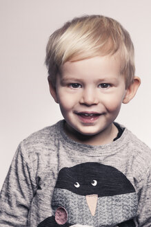 Porträt eines glücklichen kleinen Jungen - MFF000923