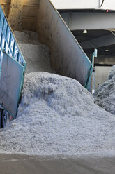 Muldenkipper beim Entladen von Aluminiumspänen in einer Schrottrecyclinganlage - LAF000822