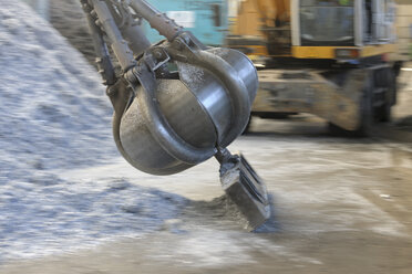 Greifer, der Aluminiumspäne in einer Schrottrecyclinganlage auffängt - LAF000823