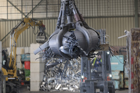 Clamshell grabbing scrap in a scrap metal recycling plant - LAF000829