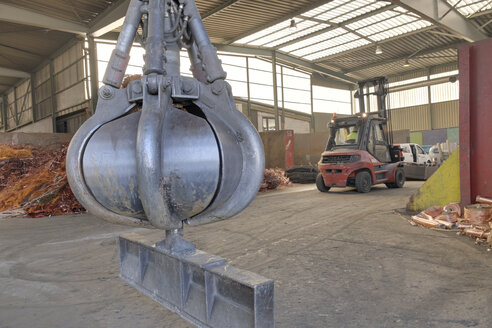 Greifer mit Schürfleiste einer Baggerschaufel in einer Schrottrecyclinganlage - LAF000835