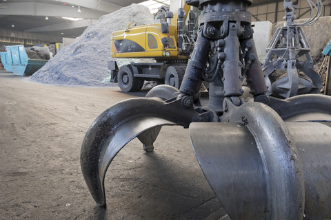 Greifer einer Baggerschaufel in einer Schrottverwertungsanlage, lizenzfreies Stockfoto