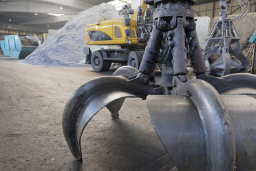 Greifer einer Baggerschaufel in einer Schrottverwertungsanlage - LAF000836