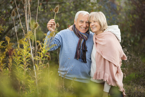Porträt eines glücklichen älteren Paares bei einem Spaziergang - WESTF019197