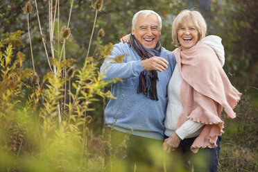 Porträt eines glücklichen älteren Paares bei einem Spaziergang - WESTF019198