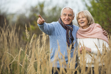 Porträt eines glücklichen älteren Paares bei einem Spaziergang - WESTF019201