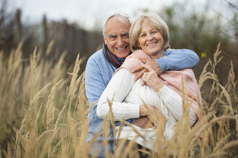 Glücklicher Senior hält seine Frau in den Armen, lizenzfreies Stockfoto
