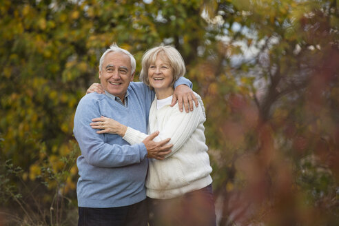 Porträt eines glücklichen älteren Paares, das sich umarmt - WESTF019211