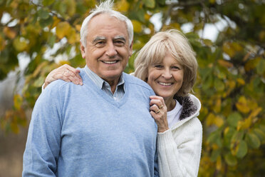 Porträt eines lächelnden älteren Paares - WESTF019217