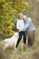 Porträt eines glücklichen älteren Paares mit Hund - WESTF019218