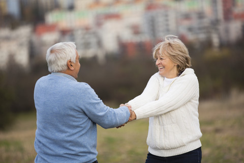 Seniorenpaar Hand in Hand, lizenzfreies Stockfoto