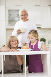 Älteres Ehepaar mit Enkelin in der Küche - WESTF019142