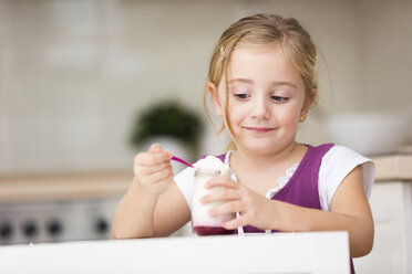 Porträt eines kleinen Mädchens, das Joghurt isst - WESTF019114