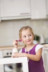 Porträt eines kleinen Mädchens, das Joghurt isst - WESTF019115