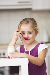 Porträt eines kleinen Mädchens, das Joghurt isst - WESTF019118