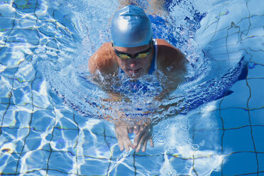 Brustschwimmerin mit Schwimmbrille im Schwimmbecken - GWF002671