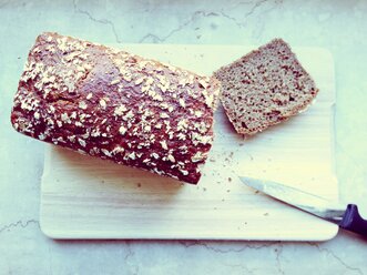 Brot auf einem Holzbrett, Atelier - RIMF000193