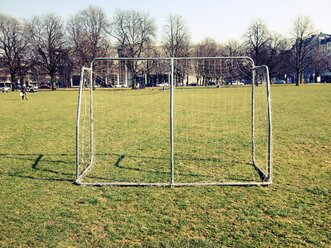 Fußballtor, eine Wiese an der Alten Pinakothek, München, Bayern, Deutschland - RIMF000204