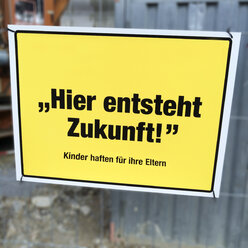 Schild an einem Zaun, Fotomontage, Freiburg, Deutschland - DRF000599