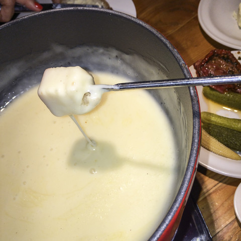 Käsefondue, Brotwürfel am Spieß, Freiburg, Deutschland, lizenzfreies Stockfoto