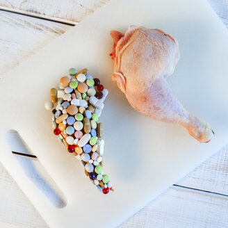 Chicken legs and a replica of a chicken Schlegel from tablets, Freiburg, Germany: Icon, food hygiene, contamination, antibiotics - DRF000610