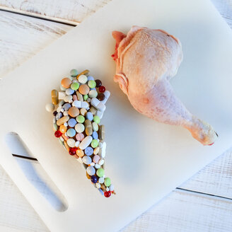 Hähnchenschenkel und eine Replik eines Hähnchenschlegels aus Tafeln, Freiburg, Deutschland: Icon, Lebensmittelhygiene, Kontamination, Antibiotika - DRF000610