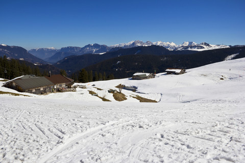 Deutschland, Bayern, Blick von der Möseralm, Steinplatte zu den Alpen, lizenzfreies Stockfoto