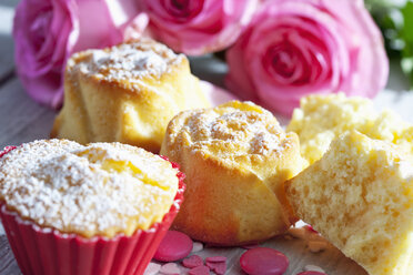 Muffins und rosa Rosen auf dem Tisch - CSF021069