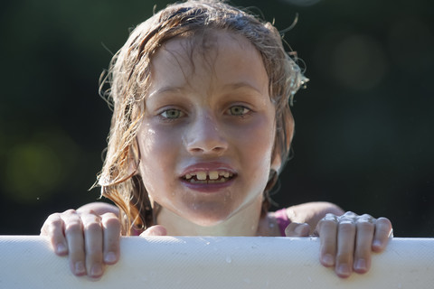 Italien, Toskana, Nasses Mädchen im Schwimmbad, lizenzfreies Stockfoto