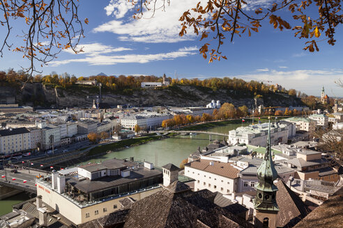 Österreich, Salzburg, Blick über die Stadt vom Kapuzinerberg in Richtung Monchsberg - WIF000512