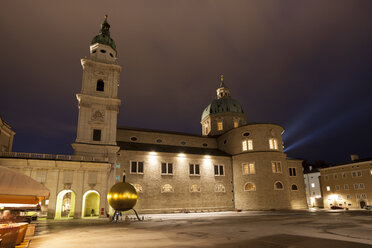 Österreich, Salzburg, Kapitelplatz und Dom - WIF000528