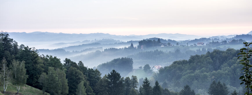 Österreich, Südsteiermark, Landschaft mit Dunst - ATAF000022