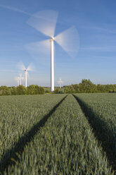 Deutschland, Schleswig-Holstein, Windkraftanlagen im Feld - RJF000049