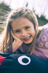Porträt eines lächelnden kleinen Mädchens - SARF000418