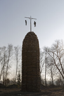 Österreich, Vorarlberg, Rheintal, Lauterach, Holzturm mit Hexen für Lagerfeuer - SIEF005205