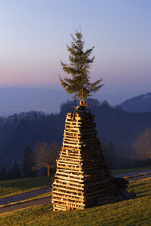 Österreich, Vorarlberg, Rheintal, Viktorsberg, Holzturm mit Hexe für Lagerfeuer - SIEF005204