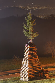 Österreich, Vorarlberg, Rheintal, Viktorsberg, Holzturm mit Hexe für Lagerfeuer - SIEF005198