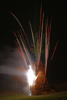 Österreich, Vorarlberg, Rheintal, Viktorsberg, Lagerfeuer mit Feuerwerk - SIEF005202