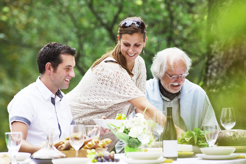 Drei Personen auf einer Gartenparty, lizenzfreies Stockfoto